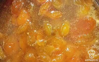 Добавьте абрикосы. Прокипятите 5 минут, снимая пенку. Отставьте на 5 часов. 