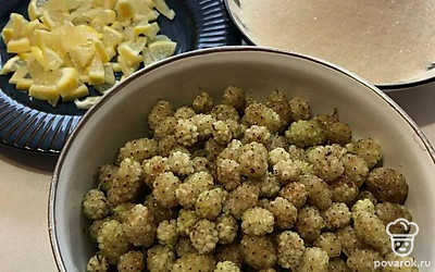 Соберите самые спелые плоды. Шелковицу можно не мыть. Если она растет в пыльном месте, можно промыть ее и дать стечь лишней жидкости (используйте сито).