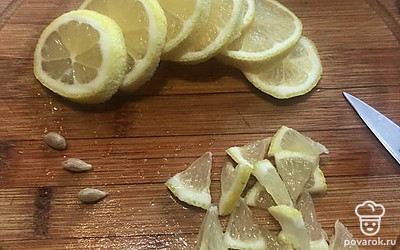 Лимон нарежьте мелкими дольками и очистите от косточки.