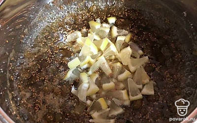 Через время снова включите плиту. Варите, добавив лимон.