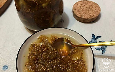 Готовое варенье разлейте по баночкам. Важно не переварить ягодки, а только дважды довести до кипения и держать 1-2 минуты.