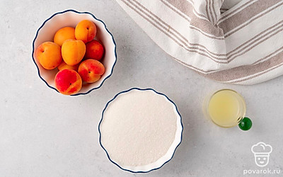 Тщательно вымойте абрикосы. Промокните их насухо чистым тканевым или бумажным полотенцем. Аккуратно разделите абрикосы пополам и удалите из них косточки. 