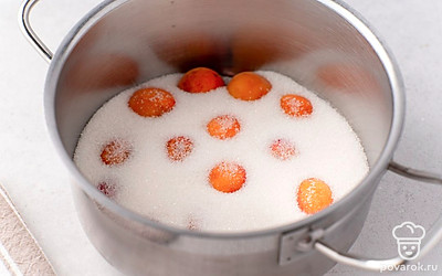 Равномерно посыпьте абрикосы сахаром. Немного встряхните кастрюлю, чтобы сахар распределился между всеми половинками фруктов. 