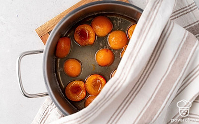 Прикройте кастрюлю чистым полотенцем и дайте ей постоять при комнатной температуре 3-4 часа, чтобы абрикосы выделили сок. 