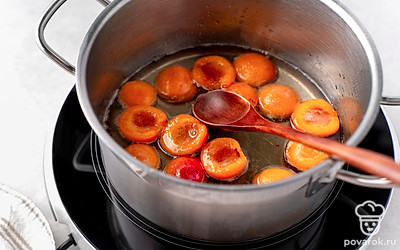 Когда абрикосы выделят достаточно сока для того, чтобы сахар начал в нем растворяться, поставьте кастрюлю на средний огонь. Периодически помешивая абрикосовую массу деревянной ложкой, дождитесь, когда она закипит. Соберите ложкой скопившуюся пену и уберите ее. Проварите абрикосовую массу при слабом кипении в течение 2-3 минут, изредка помешивая и убирая пену. 