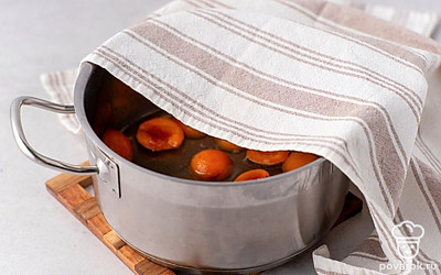 Снимите кастрюлю с вареньем с огня. Накройте варенье полотенцем и дайте ему полностью остыть и постоять при комнатной температуре в течение 6-8 часов. 