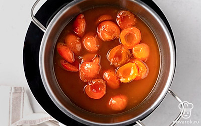 Снова поставьте кастрюлю с вареньем на средний огонь и дайте ему закипеть.