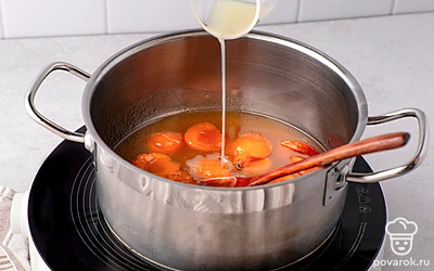 При первых признаках кипения влейте в варенье лимонный сок, хорошо перемешайте деревянной ложкой. 