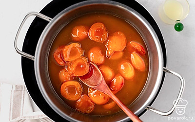 Поварите варенье еще 2-3 минуты, помешивая. Затем выключите огонь под кастрюлей.