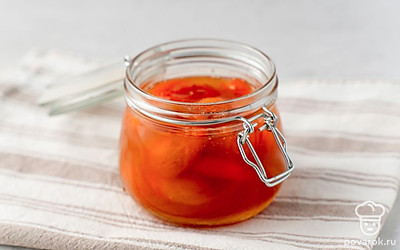 Поставьте сухую простерилизованную банку на чистое полотенце. Осторожно заполните банку горячим вареньем до самого горлышка. 