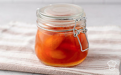 Накройте банку с абрикосовым вареньем крышкой и закройте ее. Остудите банку при комнатной температуре. Уберите варенье на хранение в темное прохладное место. 