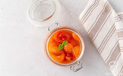 Подайте абрикосовое варенье, украсив листочками мяты. 