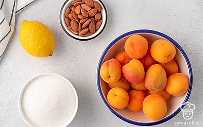Помойте абрикосы, оботрите их бумажными полотенцами. Разломайте абрикосы пополам, удалите косточки. Достаньте жаропрочную миску, кастрюлю, банку с консервной крышкой и консервный ключ. Промойте и простерилизуйте банку и крышку. Вскипятите в чайнике 1 стакан воды.