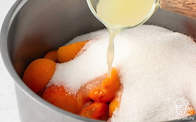 Выжмите сок из половины лимона. Положите абрикосы в кастрюлю, всыпьте к ним сахар, налейте лимонный сок. Оставьте на 1-1,5 часа.