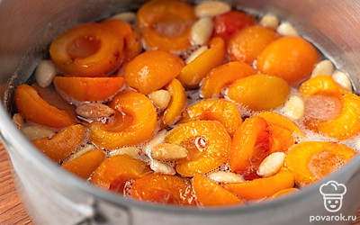 Уменьшите огонь до слабого и готовьте варенье, периодически помешивая, около 30 минут. Снимите кастрюлю с вареньем с огня.