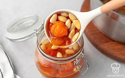 Перелейте горячее варенье в простерилизованную банку, закройте ее крышкой и закатайте консервным ключом. Остудите варенье и уберите его на хранение в темное прохладное место.