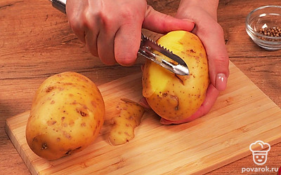 Удобно разложите все ингредиенты. Картофель помойте и очистите от кожуры.