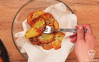 Поджарьте чипсы на сковороде. Раскалите на сковороде масло и выложите картофельные слайсы в один слой. Как только они станут золотистыми, переверните кусочки картофеля и обжарьте с другой стороны. Готовые чипсы промокните бумажным полотенцем, чтобы убрать лишнее масло. Выложите на блюдо.