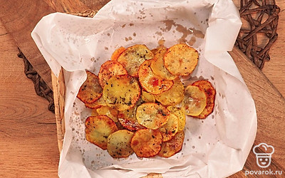 Хрустящие картофельные чипсы идеально сочетаются по вкусу со сметаной. Подать ее можно на блюдечке или в соуснике. Также подойдет любой другой соус, который вам нравится.