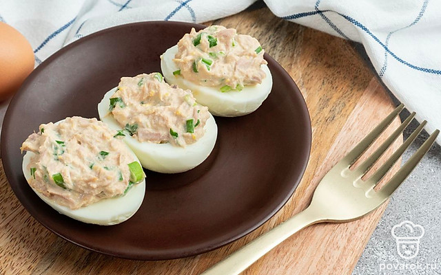 Фаршированные яйца с консервированным тунцом и зеленым луком — Рецепт с фото