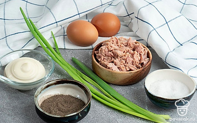 Убедитесь, что у вас есть все продукты в нужном количестве. Хорошо промойте лук и отварите яйцо заранее.