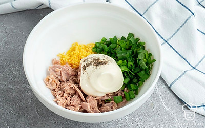 Очистите яйца, разрежьте их на половинки, удалите желток чайной ложкой. Желток и зеленый мелко нарубите, перемешайте их с майонезом и мясом тунца в отдельной посуде. Приправьте солью и перцем по вкусу.