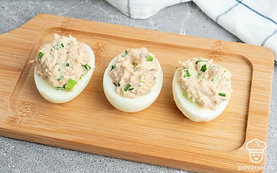 Заполните яйца, получившейся начинкой.