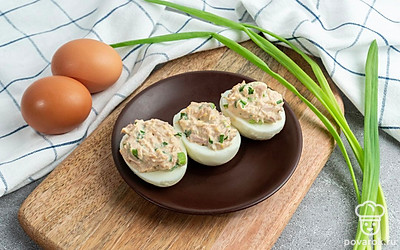 Украсьте вашу фаршированную закуску и подавайте на стол.