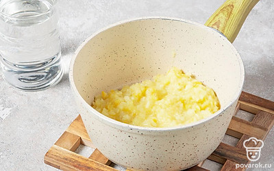 Нарежьте лимоны на дольки и удалите косточки и пропустите через мясорубку вместе с кожурой. Воду влейте в лимонную массу и поставьте на огонь. Масса должна закипеть. 