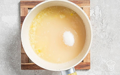 Уберите кастрюлю с огня, всыпьте сахар в варенье, перемешайте и дайте настояться в течение 1 часа. 