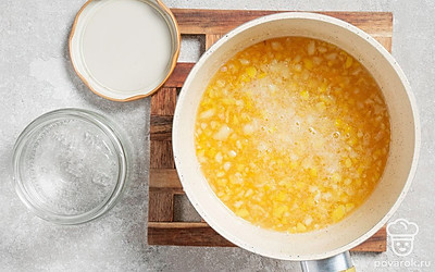 Доведите смесь на медленном огне до кипения еще раз и варите под крышкой 40 минут. Как только варенье загустеет и изменит цвет, перелейте в банку и закрутите крышку. 