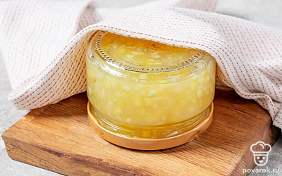 Банку переверните вверх дном, оберните теплым полотенцем или одеялом и дайте полностью остыть. После чего уберите в прохладное место на хранение.