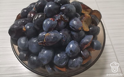 Из терна достать косточки. Придется немного повозиться: из терна они отделяются не так хорошо, как из сливы.
