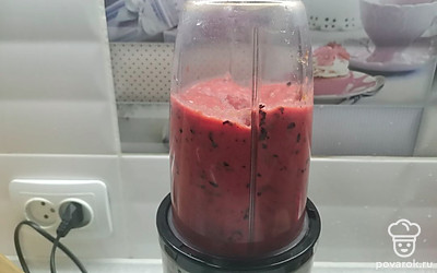 С помощью блендера или мясорубки измельчить терн. Блендером получается очень быстро.