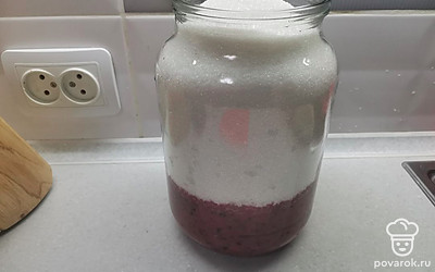 Перелить в большую банку и добавить сахар.