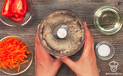 Начните приготовление икры. Налейте в кастрюлю с грибами воду. Поставьте на сильный огонь и доведите до кипения. Сделайте огонь минимальным, варите грибы 20 минут. Откиньте отварные грибы на дуршлаг и оставьте на 10 минут, чтобы стекла вода. Пропустите через мясорубку в чистую миску.