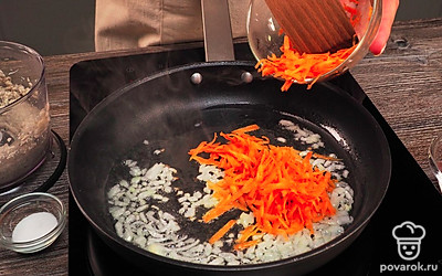 Обжарьте лук. Налейте в глубокую сковороду 3 столовые ложки растительного масла. Поставьте на средний огонь и добавьте лук. Обжаривайте, помешивая, в течение 3-4 минут. Добавьте морковь и перемешайте. Обжарьте еще в течение 4 минут.