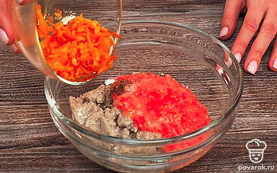 Добавьте помидоры. Помидоры пропустите через мясорубку в миску с грибами. Добавьте соль, перец и оставшееся растительное масло. В эту же миску выложите зажарку из моркови и лука. Хорошо перемешайте ингредиенты.