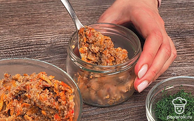 Сделайте грибную икру. Выложите полученную массу в чистую глубокую сковороду. Поставьте на маленький огонь и накройте крышкой. Готовьте 50 минут. Готовую икру положите в чистую сухую банку и уберите в холодильник.