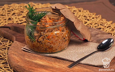 Для эффектной подачи выложите икру в красивую пиалу. Посыпьте измельченным укропом.