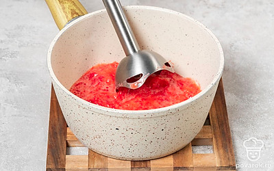 Поместите ягоды в подходящую по размеру кастрюлю и пробейте их блендером. При этом необязательно добиваться полностью однородного состояния ягодного пюре.