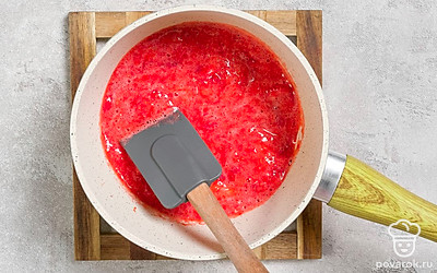 Поставьте кастрюлю с ягодами на средний огонь, доведите до кипения, регулярно помешивая. Уменьшите огонь до минимального и варите в течение 15 минут, снимая пенку.