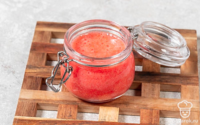 Смешайте пектин с сахаром и постепенно добавляйте эту смесь к ягодам, не переставая помешивать. Затем тщательно еще раз перемешайте смесь и варите 10 минут. Переложите горячее варенье в стерильную баночку, плотно закройте крышку и оставьте при комнатной температуре до полного остывания.