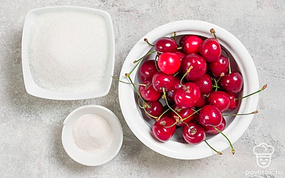 Помойте вишню, удалите веточки и косточки. Простерилизуйте посуду для хранения джема. Подготовьте блендер.