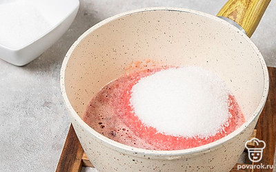 Положите вишню в чашу блендера, измельчите до однородной консистенции. Переложите в подходящую по размеру кастрюлю или сотейник, добавьте сахар, поставьте на средний огонь и доведите до кипения, регулярно помешивая и снимая пену.