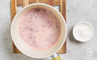 В отдельной миске смешайте агар-агар и 1 ч.л. сахара, равномерно посыпьте этой смесью вишню. Хорошенько перемешайте и варите на медленном огне в течение 8-10 минут. 