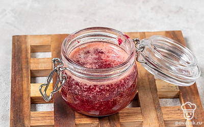 Переложите горячий джем в подготовленную баночку, плотно закройте крышку. Оставьте при комнатной температуре до полного остывания, затем уберите в холодильник.