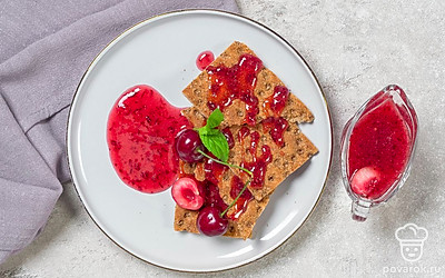 Подавайте вишневый джем к тостам, хлебцам или любимым десертам.