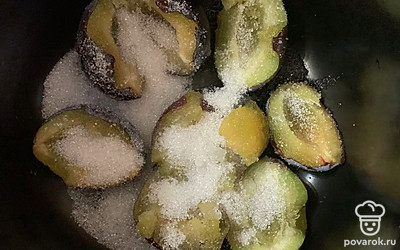 Из слив удалить косточки, засыпать сахаром. Варить на умеренном огне 25 минут, постоянно помешивая.