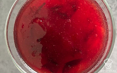 Стерилизуем банки любым удобным для вас способом. Ставим сливу снова на огонь и доводим до кипения. Убавляем огонь и наполняем банки нашим вареньем.